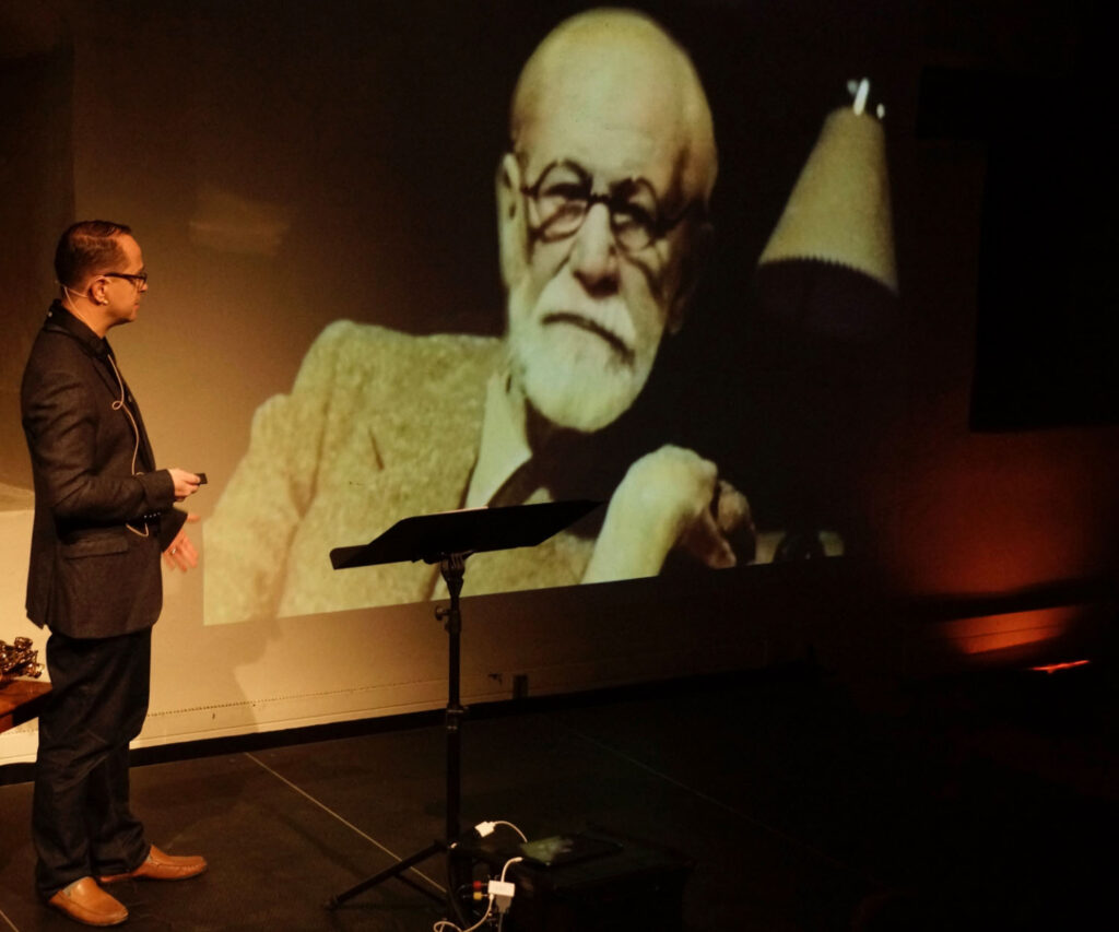 Marc Späni in der Mühle Otelfingen mit dem Programm "Restposten". Hier "Der einzigartige Dr. Cole" mit einem Deep Fake von Sigmund Freud.