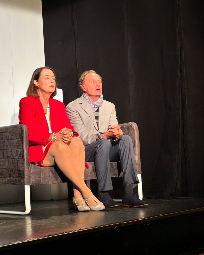 Szenenbild aus dem Schauspiel "Es ist ja nicht für immer" von Marc Späni in der Freien Bühne Wieden, Wien. Kurt Hexmann und Anita Kolbert, 2024.