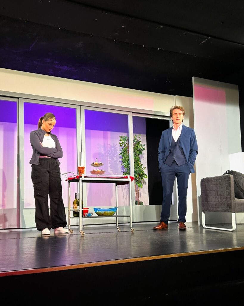 Szenenbild aus dem Schauspiel "Es ist ja nicht für immer" von Marc Späni in der Freien Bühne Wieden, Wien 2024. Barbara Edinger und Georg Müller-Angerer.
