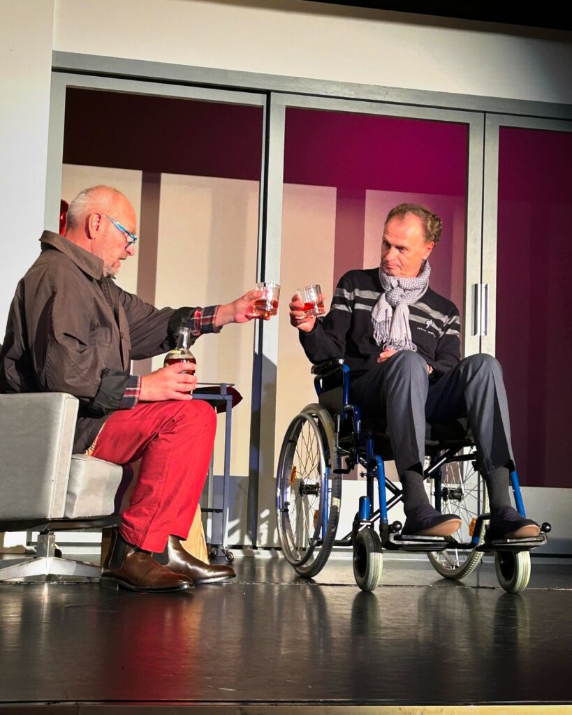 Szenenbild aus dem Schauspiel "Es ist ja nicht für immer" von Marc Späni in der Freien Bühne Wieden, Wien 2024. John Fricke und Kurt Hexmann.