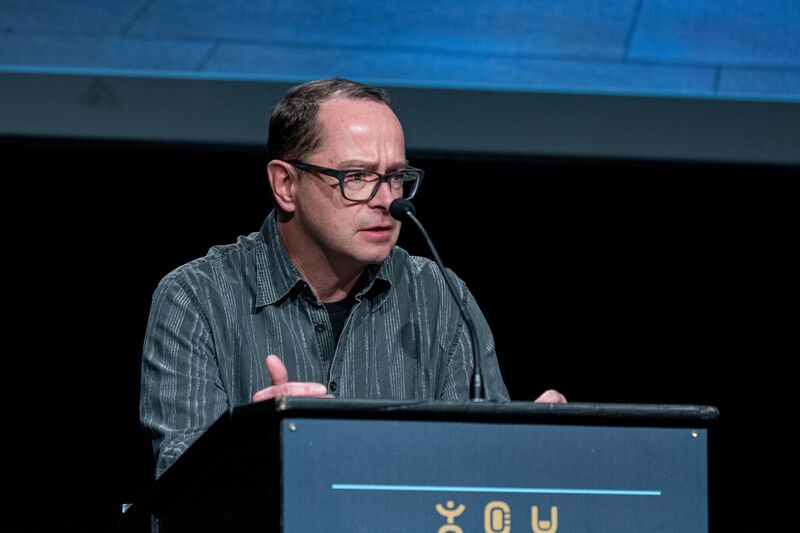 Marc Späni liest den Siegertext "Fünf vor Zwölf" am Buchfestival Olten 2024.