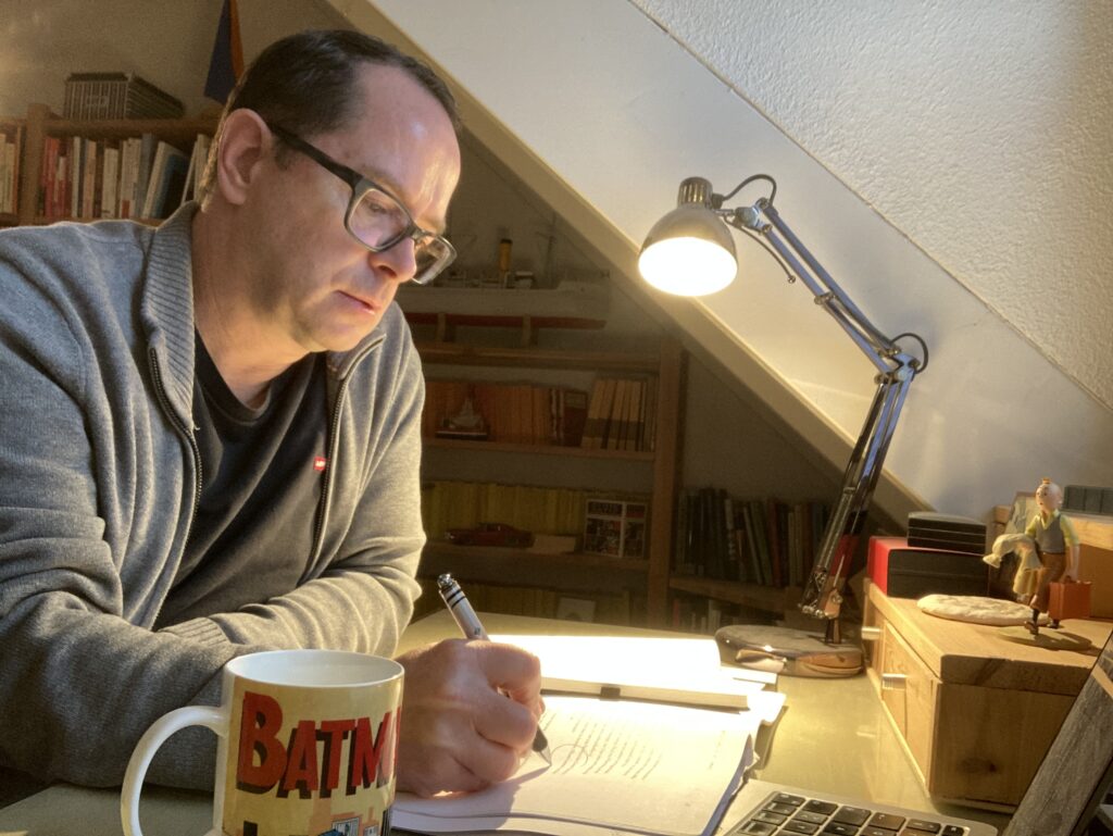 Der Schweizer Autor Marc Späni an seinem Schreibtisch.